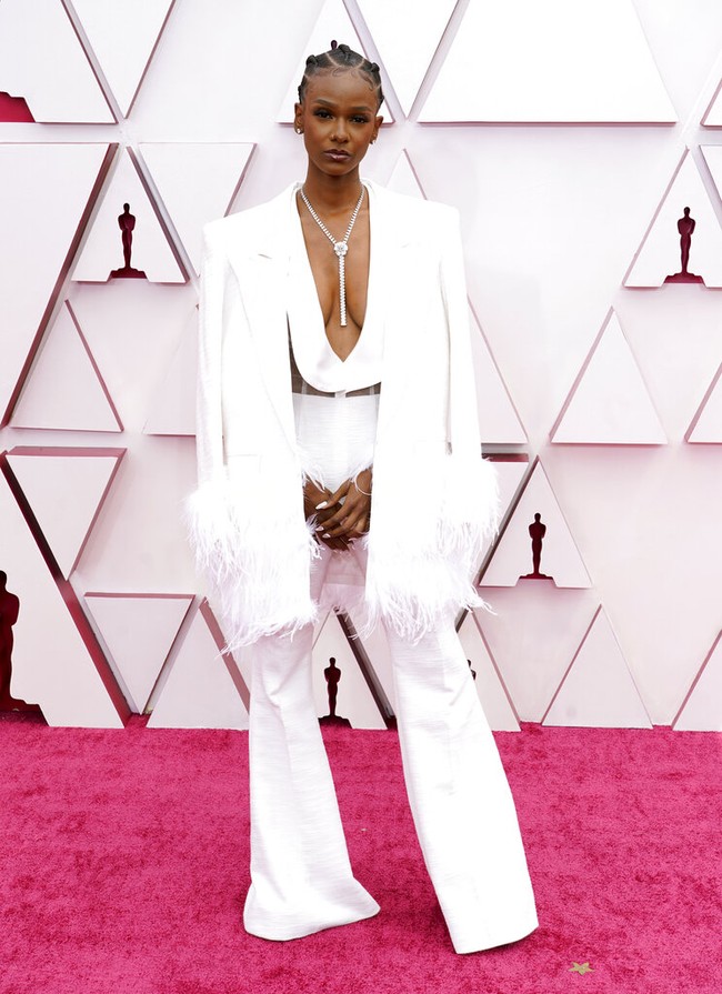 Penyanyi Tiara Thomas memakai setelan putih dengan plunging neck yang seksi. (Foto: AP/Chris Pizzello)