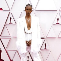 Penyanyi Tiara Thomas memakai setelan putih dengan plunging neck yang seksi. (Foto: AP/Chris Pizzello)