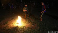 Meskipun terlihat berbahaya, namun mereka tetap semangat dan bergembira memainkan permainan ekstrim ini.