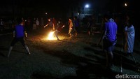 Mereka saling kejar untuk memperebutkan bola api guna dilesakkan ke gawang lawan.