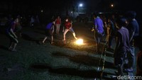 Tradisi sepakbola api biasanya dilaksanakan usai salat tarawih.
