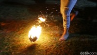 Kekosongan luang sebelum istirahat malam itulah yang sengaja dimanfaatkan untuk berolahraga malam sembari melestarikan tradisi.