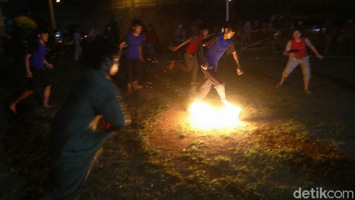 Tradisi Bermain Bola Api Semarakkan Malam Ramadhan Bermain sepak bola api menjadi tradisi turun temurun untuk menyemarakkan bulan Ramadhan di Indonesia. Seperti anak-anak di Kompleks Sakura Regency 2 Bojongkulur Indah, Kabupaten Bogor, Minggu (25/04/2021) malam, menyemarakkan malam Ramadhan, dengan bermain tradisi sepak bola api di area lapangan usai salat Tarawih.