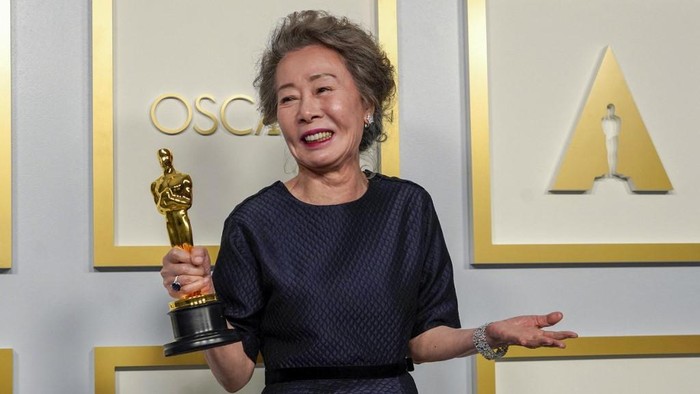 LOS ANGELES, CALIFORNIA - APRIL 25: Yuh-Jung Youn, winner of Best Actress in a Supporting Role for Minari, poses in the press room at the Oscars on Sunday, April 25, 2021, at Union Station in Los Angeles.   Chris Pizzello-Pool/Getty Images/AFP (Photo by POOL / GETTY IMAGES NORTH AMERICA / Getty Images via AFP)