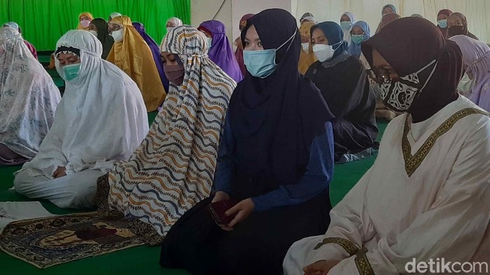 Universitas Nahdlatul Ulama (Unusa) Surabaya menggelar doa bersama, tahlil dan salat gaib. Mereka mendoakan kru KRI Nanggala-402 yang gugur.