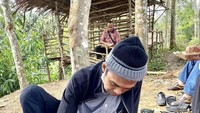 Pilihan makanannya cukup sederhana, UAS suka menikmati nasi rames sambil menggelar karpet di bawah pohon rindang. Foto: Instagram @ustadzabdulsomad_official