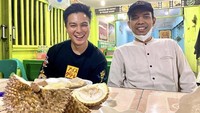 Dekat dengan Baim Wong, UAS bagikan kebersamaannya saat makan bareng durian. Foto: Instagram @ustadzabdulsomad_official
