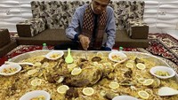 Nasi mandhi dengan porsi super besar ini, disajikan dengan acar segar hingga potongan daging. Terbukti nih kalau UAS memang suka kulineran. Foto: Instagram @ustadzabdulsomad_official