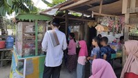 Berbagi kebaikan di mana pun dia pergi. Ini momen UAS traktir anak-anak es campur. Foto: Instagram @ustadzabdulsomad_official