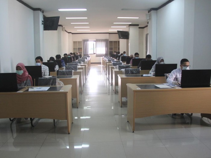 Universitas Brawijaya (UB) menggelar Ujian Tulis Berbasis Komputer (UTBK) Seleksi Bersama Masuk Perguruan Tinggi Negeri (SBMPTN) tahap II. UTBK akan digelar dua hari mulai hari ini.