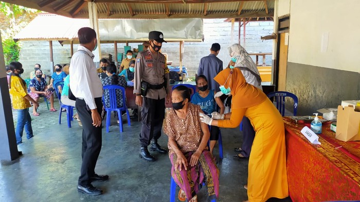 Vaksinasi di Mataram