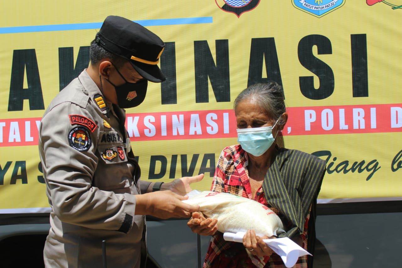 Vaksinasi lansia di Lombok Barat