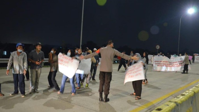 Warga demo tuntut ganti rugi lahan di Tol Cimanggis-Cibitung, Senin (26/4/2021).