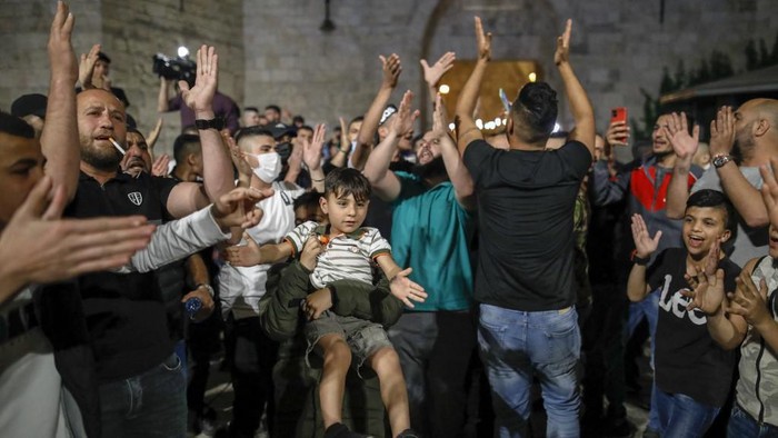Palestinian protesters shout slogans at the Damascus Gate in Jerusalems Old City on April 25, 2021. - Police today allowed Palestinians to remove barricades blocking access to a promenade around Jerusalems Israeli-annexed Old City, apparently easing tensions after days of clashes, an AFP reporter said. There have been nightly disturbances since the start of the Muslim holy month of Ramadan on April 13, amid Palestinian anger over police blocking off access to the promenade around the walls of the Old City and a ban on gatherings. (Photo by AHMAD GHARABLI / AFP)