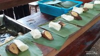 Snack yang disediakan dalam perjalanan menuju jembatan gantung.