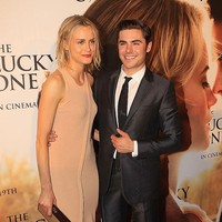 Ini penampilan Zac Efron di premier The Lucky pada 2012. Dia tampak tampan menggunakan setelan jas, dan berpose bersama lawan mainnya Taylor Schilling. Foto: dok. Getty Images