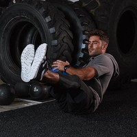 Sejak saat itu, Zac Efron pun rajin berolahraga. Seperti fotonya di 2019 ini sedang melakukan latihan. Foto: dok. Instagram