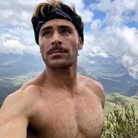 Demi perannya di film Baywatch pada 2017, perubahan tubuh Zac Efron terlihat cukup signifikan. Dengan latihan fitnes yang ketat, dan tidak makan karbohidrat, pria bermata biru itu memiliki tubuh yang berotot. Foto: dok. Instagram