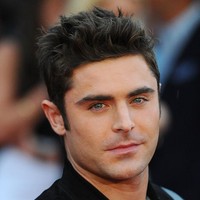 Dari tahun ke tahun, Zac Efron mempertahankan penampilan rambutnya dengan jambul. Ini penampilan tampannya pada 2015. Foto: dok. Getty Images