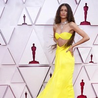 Gaun menonjolkan aura seksi Zendaya dengan detail cut-out di bagian perut dan potongan strapless yang mengekspos bahu. Tak lupa kalung berlian untuk melengkapi penampilan. Foto: Dok. AP