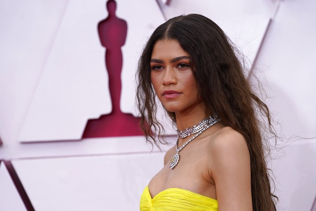 Zendaya merupakan satu dari sedikit selebriti yang tetap menggunakan masker saat hadir di ajang penghargaan Oscars 2021. Penampilannya pun menuai pujian dari netizen. Foto: Dok. AP