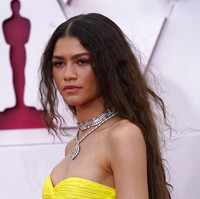 Zendaya merupakan satu dari sedikit selebriti yang tetap menggunakan masker saat hadir di ajang penghargaan Oscars 2021. Penampilannya pun menuai pujian dari netizen. Foto: Dok. AP