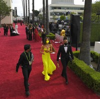 Saat berjalan ke red carpet, ia tampak mengenakan masker berwarna kuning, senada dengan gaun Valentino yang dikenakannya. Foto: Dok. AP