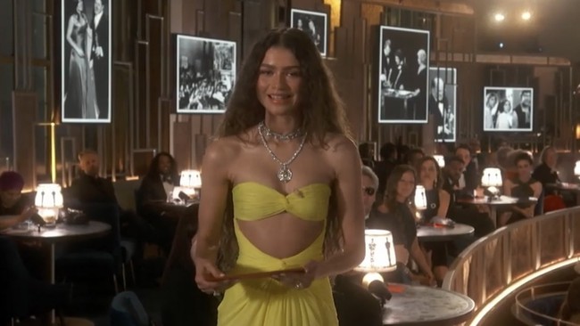 Momen kedua ia lepas masker saat membacakan nominasi kategori Best Original Score yang dimenangkan film animasi Soul. Kepatuhan Zendaya terhadap prokes COVID-19 pun patut ditiru. Foto: Tangkapan layar video Twitter.