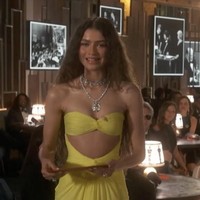 Momen kedua ia lepas masker saat membacakan nominasi kategori Best Original Score yang dimenangkan film animasi Soul. Kepatuhan Zendaya terhadap prokes COVID-19 pun patut ditiru. Foto: Tangkapan layar video Twitter.