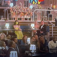 Bahkan saat masuk ke dalam arena acara duduk di kursi tamu, ia tetap memakai masker. Sementara banyak pesohor lain yang tidak menggunakan masker. Foto: Tangkapan layar video Twitter.