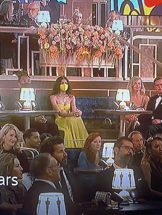 Bahkan saat masuk ke dalam arena acara duduk di kursi tamu, ia tetap memakai masker. Sementara banyak pesohor lain yang tidak menggunakan masker. Foto: Tangkapan layar video Twitter.