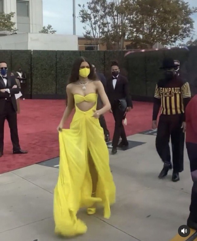 Kesadaran Zendaya untuk menjaga protokol kesehatan dengan gaya mendapat banyak pujian dan tepuk tangan dari audiens di media sosial. Ia pun disebut-sebut sebagai the real queen. Foto: Tangkapan layar video Twitter.