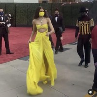 Kesadaran Zendaya untuk menjaga protokol kesehatan dengan gaya mendapat banyak pujian dan tepuk tangan dari audiens di media sosial. Ia pun disebut-sebut sebagai the real queen. Foto: Tangkapan layar video Twitter.