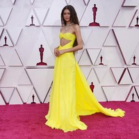 Zendaya membawa keceriaan dengan gaun kuning cerah dari Valentino. Potongan terbuka di area perut sukses mengakomodasi keseksian aktris dan penyanyi 24 tahun itu. (Foto: AP/Chris Pizzello)