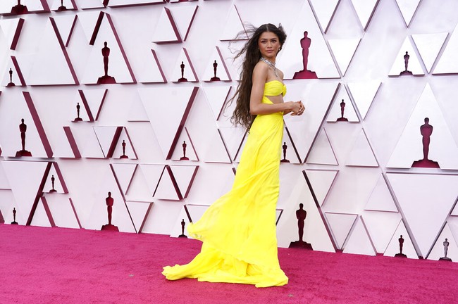 Di luar itu, seperti biasanya Zendaya sukses tampil memukau di setiap momen red carpet. Kali ini ia menjatuhkan pilihan pada gaun custom-made warna kuning neon rancangan Valentino. Foto: Dok. AP