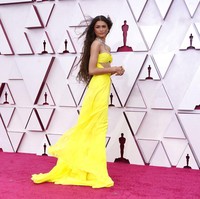 Di luar itu, seperti biasanya Zendaya sukses tampil memukau di setiap momen red carpet. Kali ini ia menjatuhkan pilihan pada gaun custom-made warna kuning neon rancangan Valentino. Foto: Dok. AP