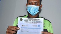 Pengemudi bus AKAP menunjukkan surat keterangan hasil tes deteksi COVID-19 metode GeNose C19 di Terminal Bis Pakupatan, Serang, Banten, Selasa (27/4/2021