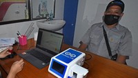 Pengemudi bus AKAP bersiap menjalani tes deteksi COVID-19 metode GeNose C19 di Terminal Bis Pakupatan, Serang, Banten, Selasa (27/4/2021).