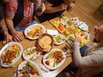 Haru! Pemilik Kos Baik Hati Siapkan Sahur Untuk Penghuninya