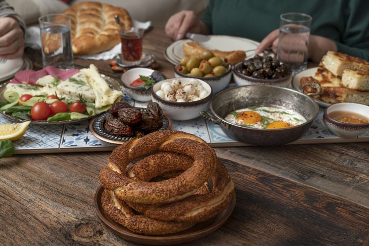 5 Adab Makan Sahur Menurut Ajaran Islam, Simak Yuk!