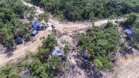 Proses penutupan itu dilakukan dengan cara merusak pipa penyalur minyak sepanjang 1,5 kilometer dan pemasangan spanduk di pondokan tempat penambang beristirahat.