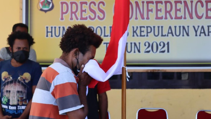 Anggota KKB Kabupaten Yapen menyerahkan diri dan berikrar kembali ke NKRI