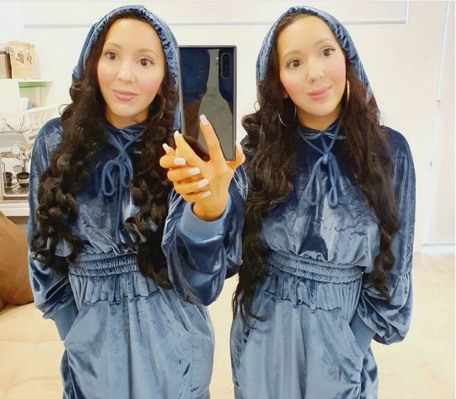 Wanita kembar yang mengaku paling identik di dunia itu mengatakan bahwa tidak bisa terpisahkan. Kegiatan di kamar mandi pun bahkan harus dilakukan bersama-sama. Saat dia pergi ke toilet, aku ikut dengannya. Saat dia mandi, aku juga ikut dengannya, ungkap Anna, seperti dikutip dari News Au. Foto: dok. Instagram/@annalucydecinque