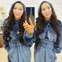 Wanita kembar yang mengaku paling identik di dunia itu mengatakan bahwa tidak bisa terpisahkan. Kegiatan di kamar mandi pun bahkan harus dilakukan bersama-sama. Saat dia pergi ke toilet, aku ikut dengannya. Saat dia mandi, aku juga ikut dengannya, ungkap Anna, seperti dikutip dari News Au. Foto: dok. Instagram/@annalucydecinque