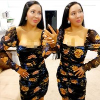 Pose kembar 35 tahun itu pun pun harus identik. Seperti dalam foto ini, keduanya saling melirik ke arah yang sama. Foto: dok. Instagram/@annalucydecinque