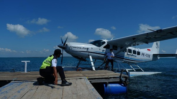 Seaplane atau pesawat apung merupakan pesawat udara yang dapat mendarat di bandar udara daratan (land aerodrome) serta bandar udara perairan (waterbase). Seaplane atau pesawat apung merupakan pesawat udara yang dapat mendarat di bandar udara daratan (land aerodrome) serta bandar udara perairan (waterbase).