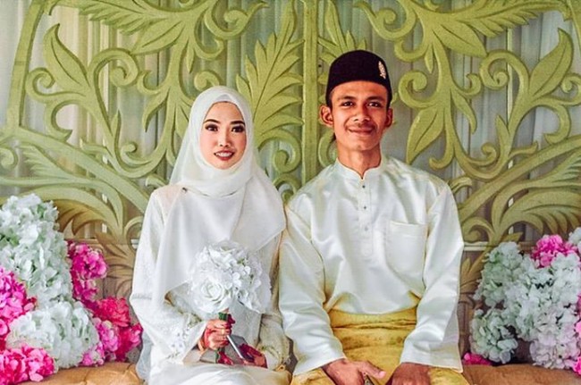 Hafis mulai menyatakan perasaan suka pada Azura dan berniat serius dengan menikahinya. Mereka pun mengikat janji suci pernikahan pada Agustus 2019. Orkid sempat menuturkan bahwa pria yang menikahinya itu merupakan sopir truk trailer gas dari sebuah perusahaan migas di Malaysia. Foto: Dok. Instagram @orkid_azura