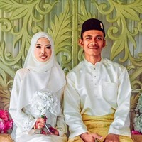 Hafis mulai menyatakan perasaan suka pada Azura dan berniat serius dengan menikahinya. Mereka pun mengikat janji suci pernikahan pada Agustus 2019. Orkid sempat menuturkan bahwa pria yang menikahinya itu merupakan sopir truk trailer gas dari sebuah perusahaan migas di Malaysia. Foto: Dok. Instagram @orkid_azura