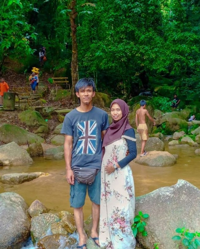 Kini hampir dua tahun Azura dan Hafis mengarungi bahtera rumah tangga. Saat merayakan hari jadi pernikahan yang ke-1, Azura sempat mengungkapkan perasaannya. They say the first year is the hardest, but when you’re married to your best friend nothing could be easier, tulisnya di Instagram. Foto: Dok. Instagram @orkid_azura