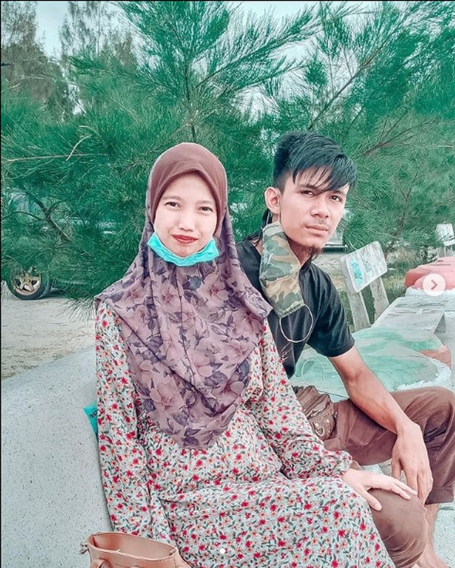 Bagi Azura, Hafis adalah pria dengan perawakan tinggi dan berparas tampan. Ia pun mulai memberanikan diri untuk mencoba berteman dengannya. Azura kemudian mengejar cinta Hafis, namun pria yang disukainya pemalu, dan menolak ungkapan cintanya. Foto: Dok. Instagram @orkid_azura